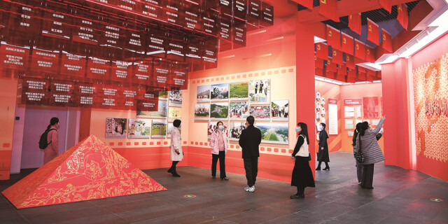 脱贫攻坚成就展持续火热