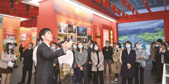 湖南省脱贫攻坚大型成就展第二天 观展市民络绎不绝