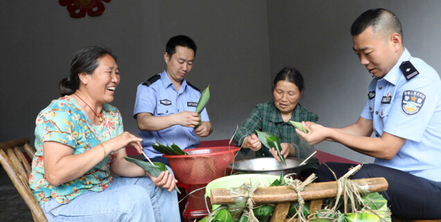 端午粽叶香 警民情谊浓
