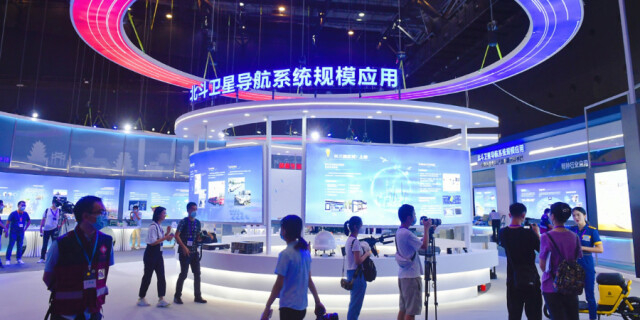 观众参观首届北斗规模应用国际峰会成果展