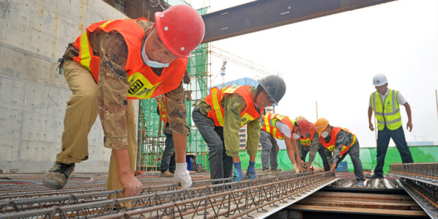 奋战一线度国庆