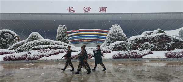 组图|雪中巡逻，武警长沙官兵坚守在战位
