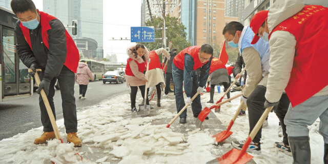 铲除人行道积雪，避免市民滑倒摔伤