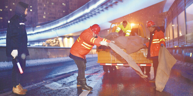 夜战冰雪保畅通