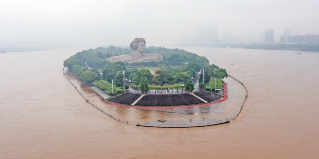 洪峰过境长沙 橘子洲亲水平台被淹