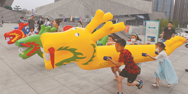 旱地抬龙舟竞速赛