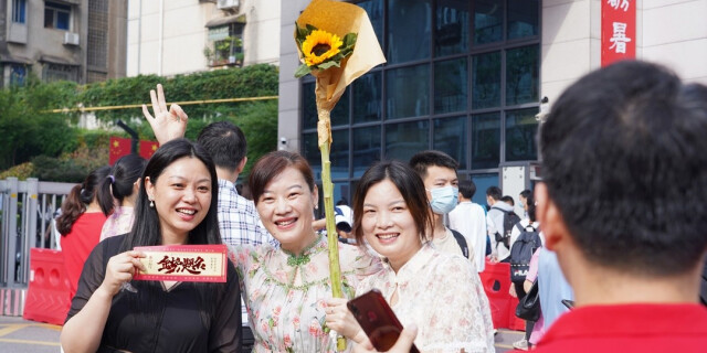 考场外的守望者