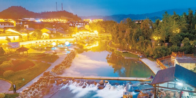 温泉小镇 夜色璀璨
