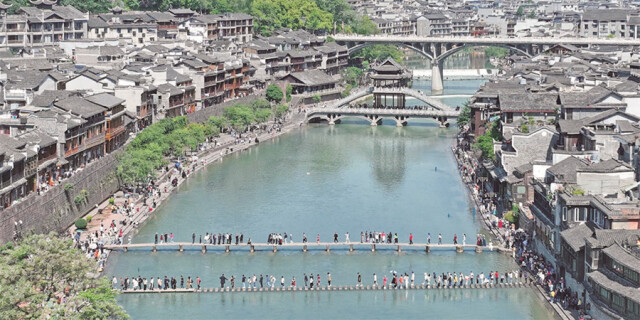 凤凰古城旅游火爆