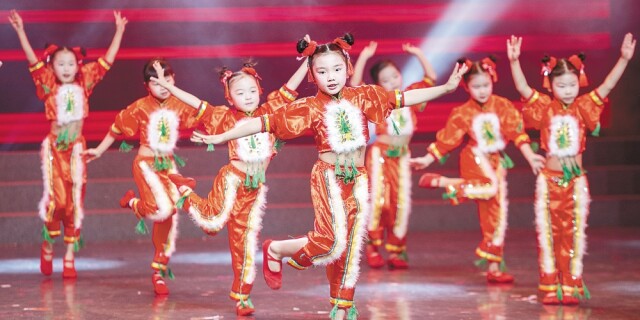 载歌载舞迎新春