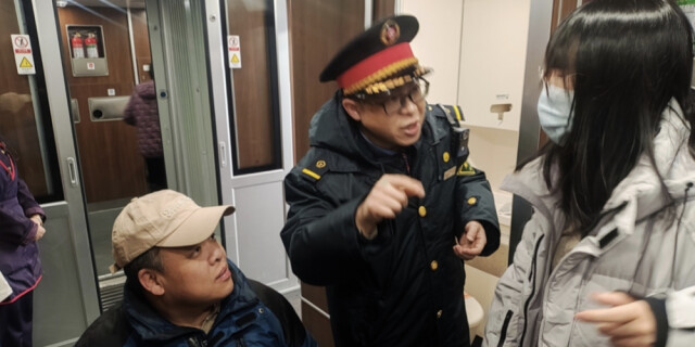 风雪中，列车温暖如春