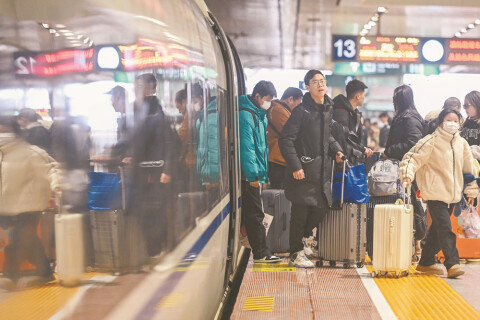 春运高铁迎学生返程高峰