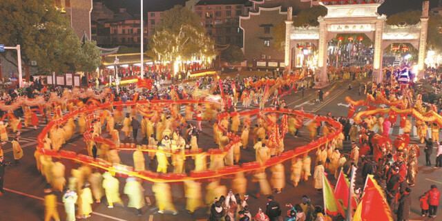 火灯巡游庆佳节