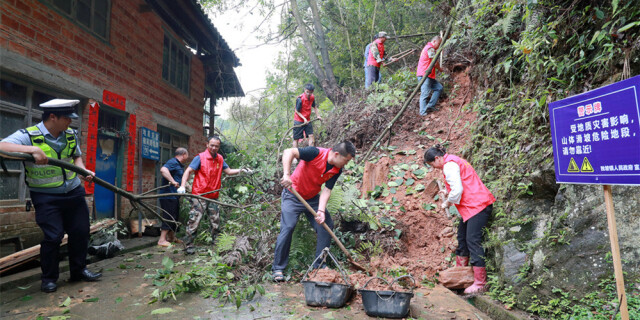防汛抢险救灾 党员冲锋在前