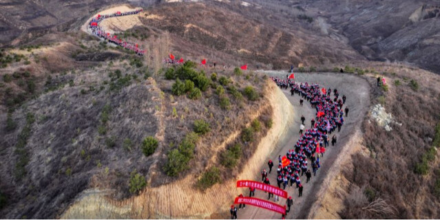 千余名中学生百里徒步 30载薪火相传祭英烈