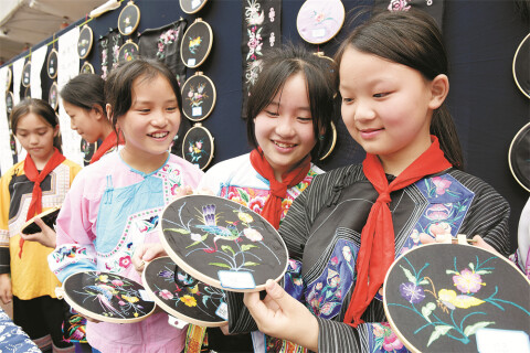苗娃展苗绣 花样迎&ldquo;双节&rdquo;