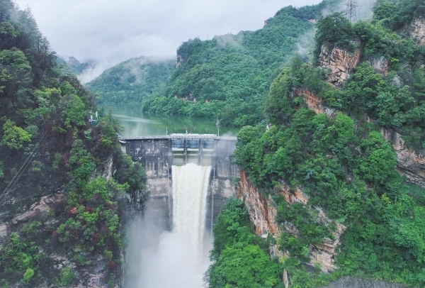 开闸泄流腾库容
