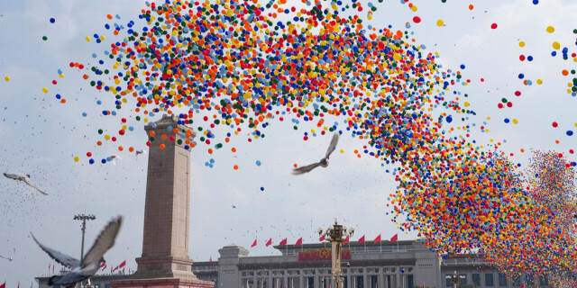 天安门广场放飞气球和鸽子