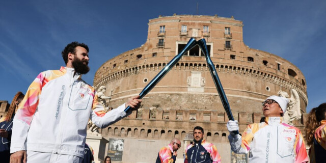 米兰冬奥会火炬在罗马传递