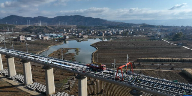 渝昆高铁昭通段无砟轨道施工多点推进