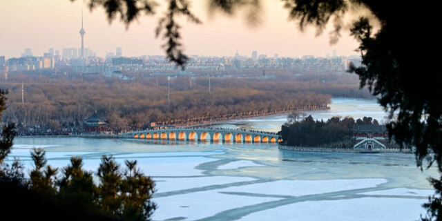 颐和园十七孔桥现“金光穿洞”美景