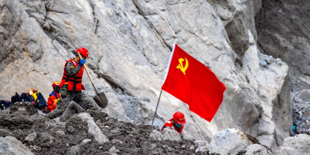 救援一线党旗红