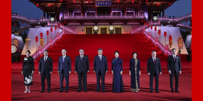 习近平和彭丽媛为出席中国－中亚峰会的中亚国家元首夫妇举行欢迎仪式和欢迎宴会并共同观看中国同中亚国家人民文化艺术年暨中国－中亚青年艺术节开幕式演出