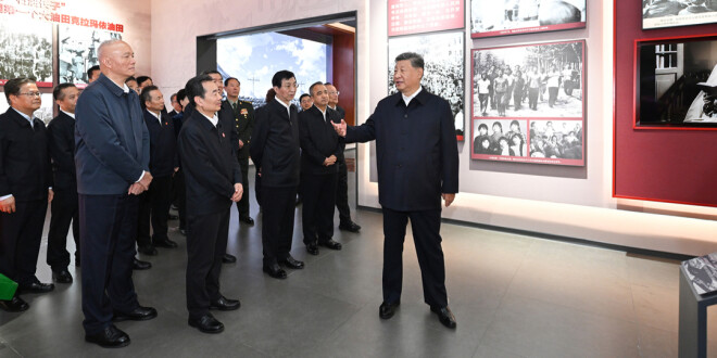 习近平参观新疆维吾尔自治区成立70周年主题成就展
