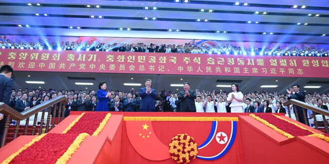 习近平和彭丽媛观看朝鲜专场文艺演出