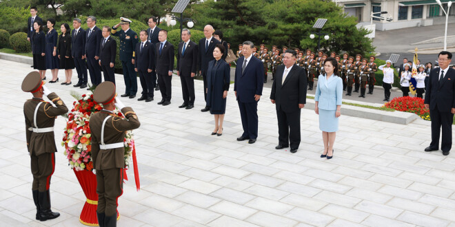 习近平和彭丽媛参谒中朝友谊塔