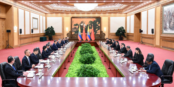 习近平同厄瓜多尔总统诺沃亚会谈