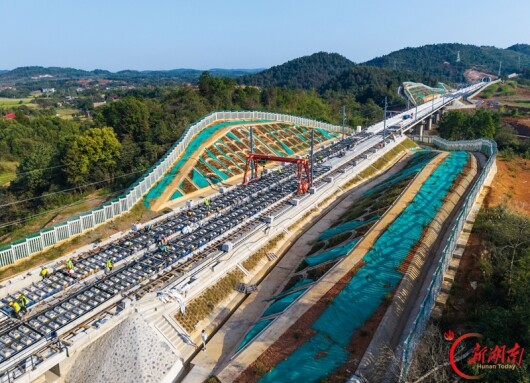 抢抓施工黄金期 攻坚冲刺保通车