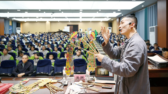 非遗纸影进校园 青春无毒向未来