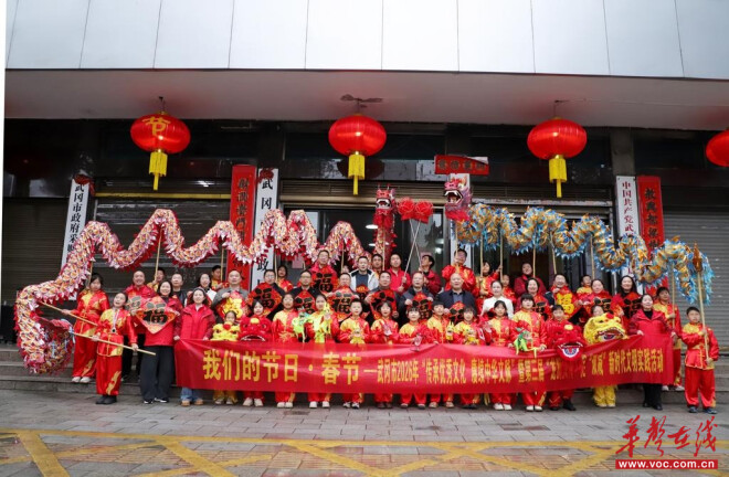 新春佳节，武冈光明小学龙狮队“燃”动古城