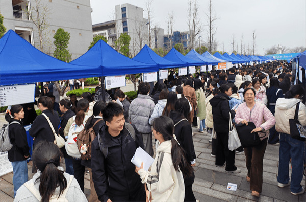 送岗上门促就业 上百家企业在湖南中医药高专现场揽才