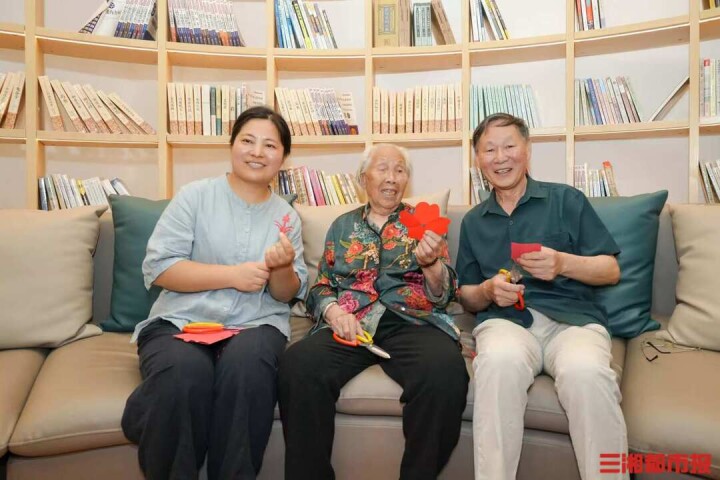  107岁“剪纸奶奶”：喜欢读书打牌，最爱旅游散心
