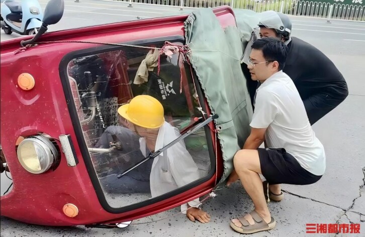  老人被困、车轮下渗血，他用果断出手给出温暖回答｜26℃ 