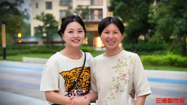  带着失智母亲看世界：她变成了我的“小孩”丨对话当事人