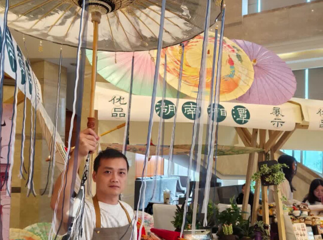  将木雕技艺融入非遗油纸伞，残疾工匠盼更多残友靠手艺就业