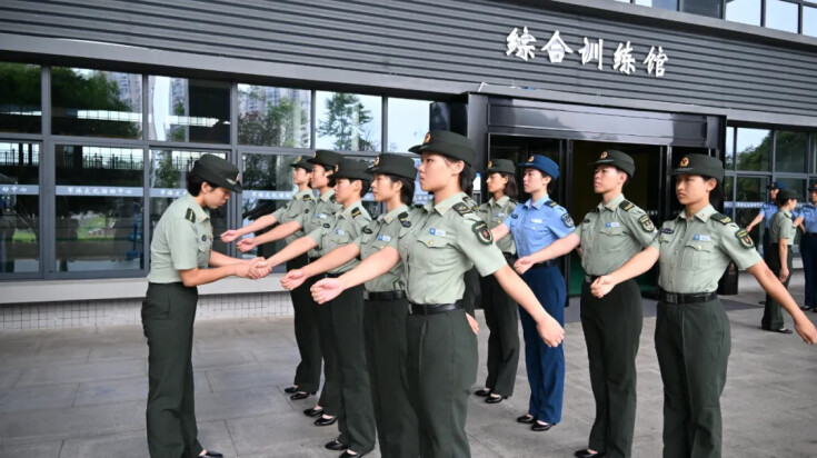 是战友也是同学！两名驻港仪仗女兵圆梦国防科大！