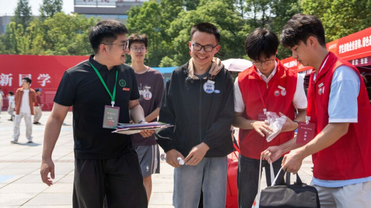 “八个鸡蛋接考”的少年，今天开学报到了