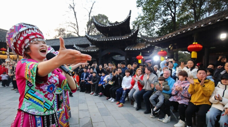 中外游客乐享土家年