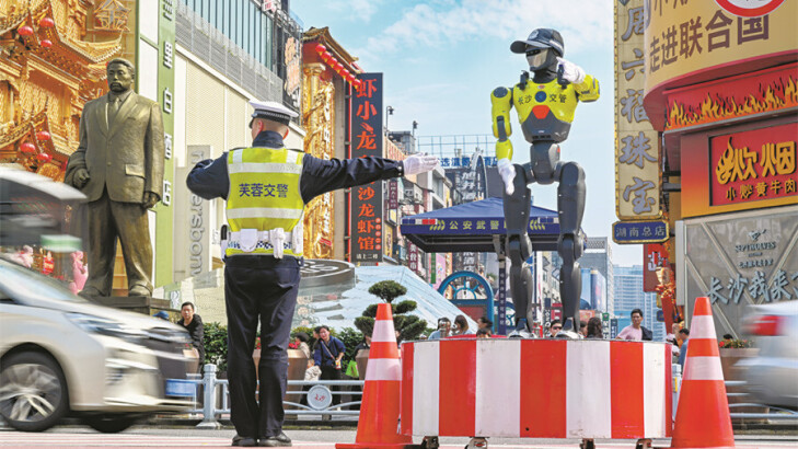 省会“机器人交警”上岗