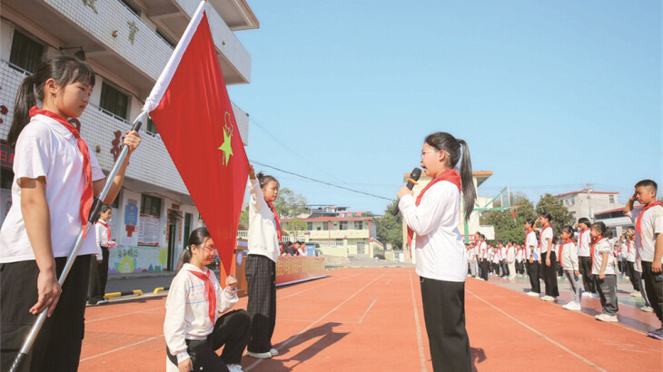 高举队旗跟党走 争当时代接班人