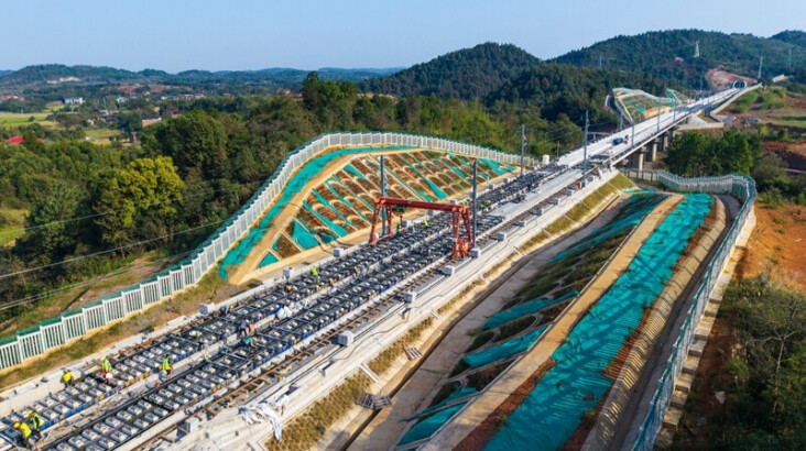 抢抓施工黄金期 攻坚冲刺保通车