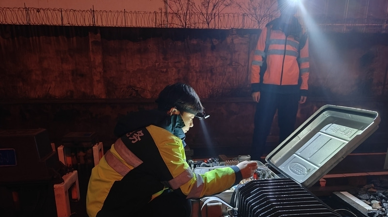 挑灯夜战保春运