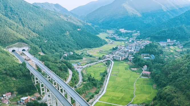 大道畅行 乡景如画