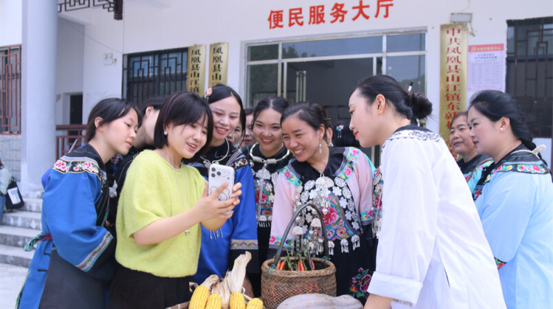 苗家青年学直播 手机成了新农具