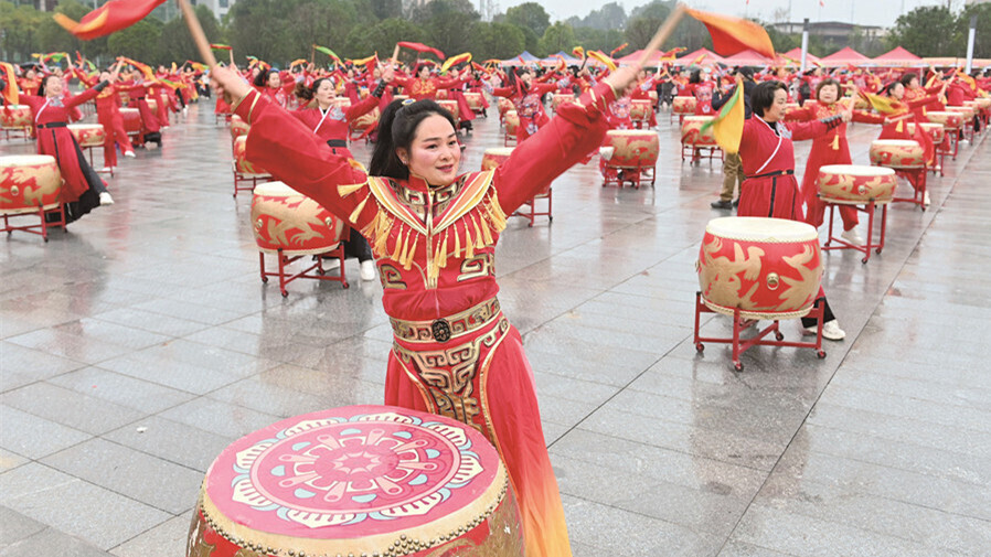 击鼓祈福迎新春