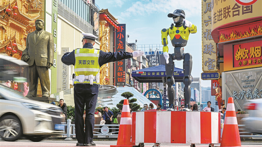 省会“机器人交警”上岗